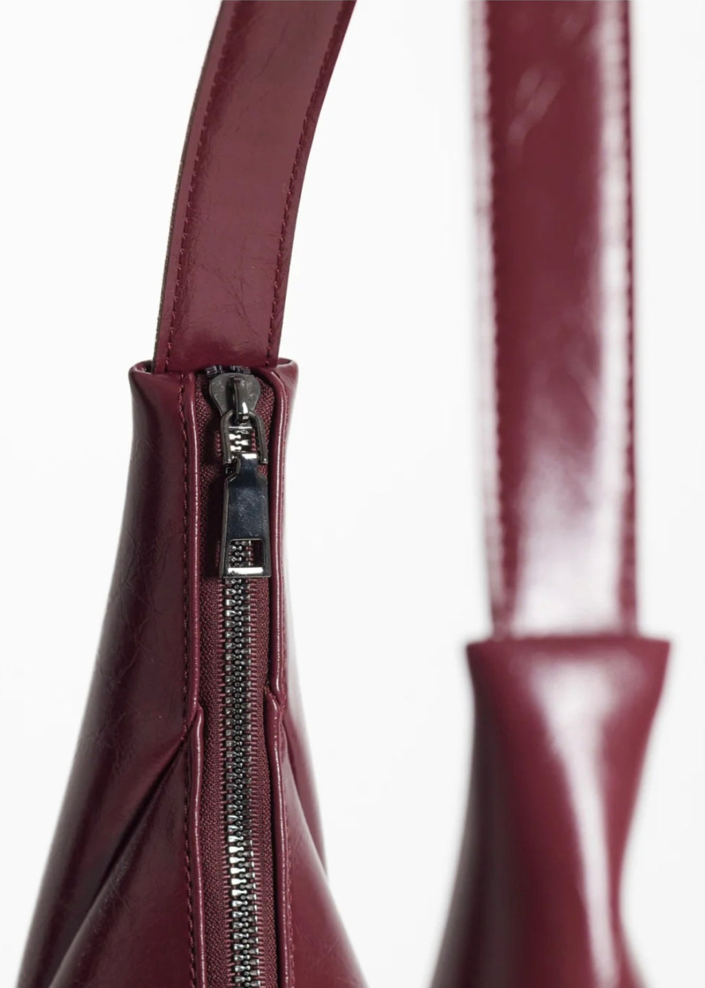 PASQ slouchy shoulder bag in shiny burgundy