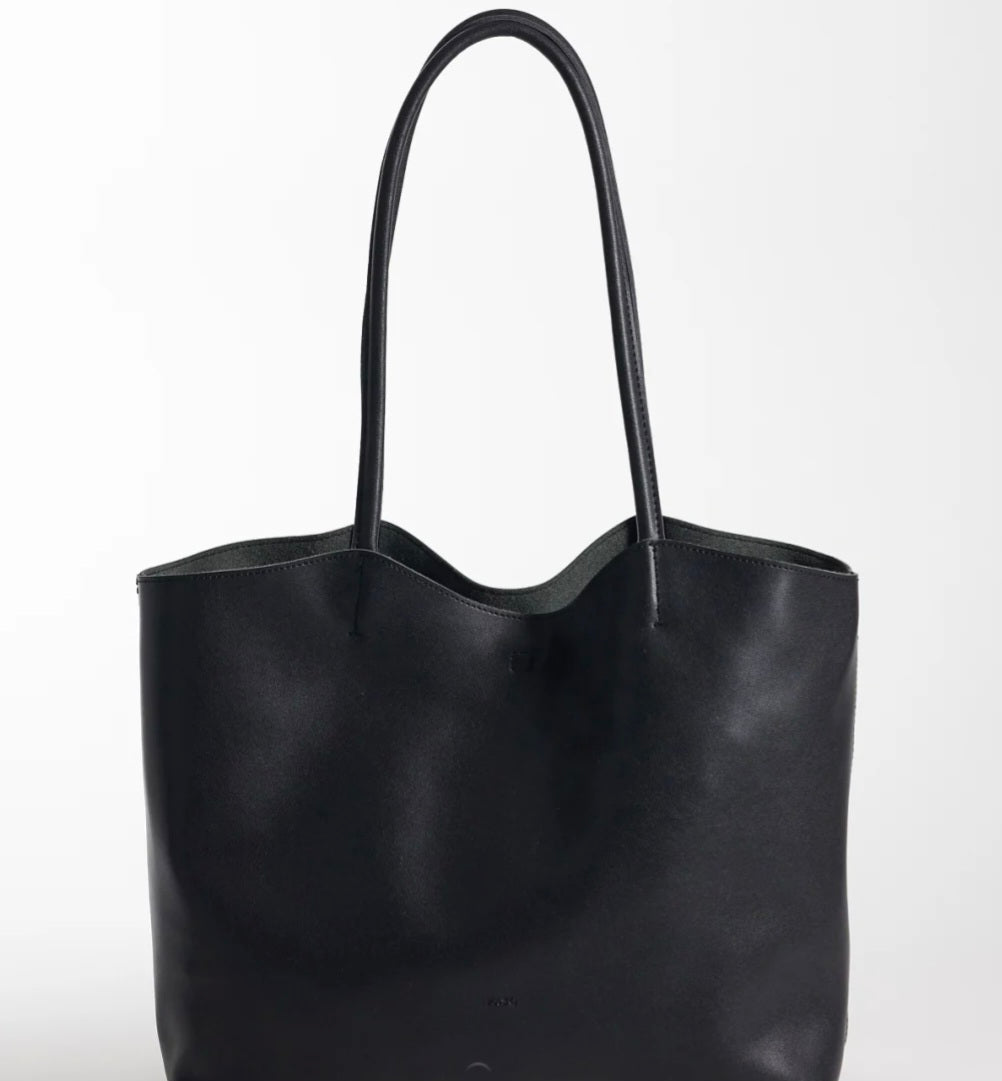 PASQ curve top shoulder bag in black